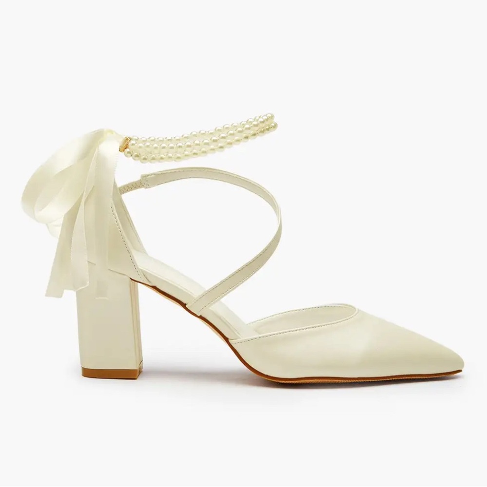 9.5 - Pearly White Heels With Bows